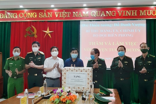 Chính ủy Bộ đội Biên phòng thăm, tặng quà cán bộ, chiến sỹ vùng biên giới Việt - Lào