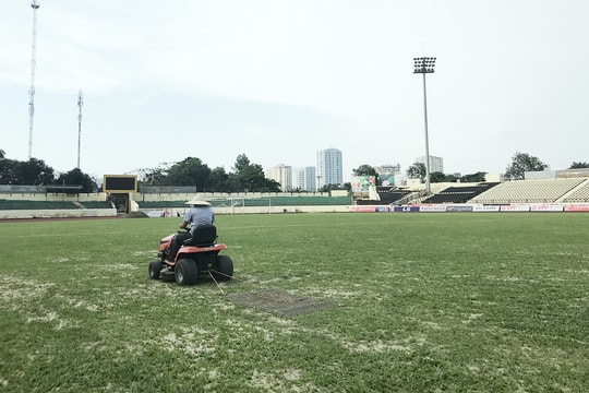 Sân Vinh bắt đầu quá trình cải tạo mặt cỏ kéo dài 40 ngày 