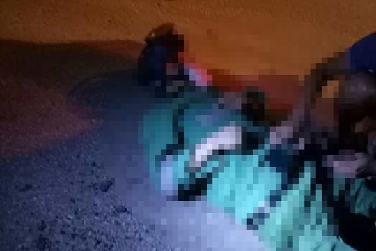 Đâm vào xe tải đỗ bên đường, nam công nhân chấn thương nặng