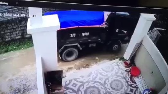 Nghệ An: Tạm giữ tài xế xóa hiện trường sau khi lùi xe cán một cháu bé tử vong 