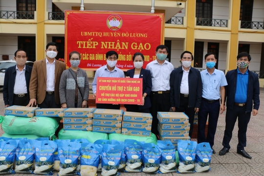 Chủ tịch Ủy ban MTTQ tỉnh tặng quà ngành Giáo dục Đô Lương bị ảnh hưởng dịch Covid - 19