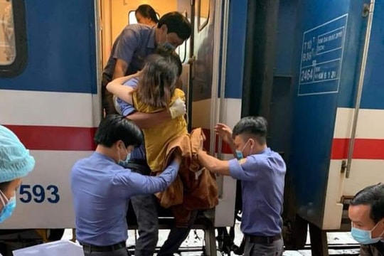 Được bác sĩ hướng dẫn đỡ đẻ qua điện thoại, sản phụ Nghệ An sinh con an toàn trên tàu 