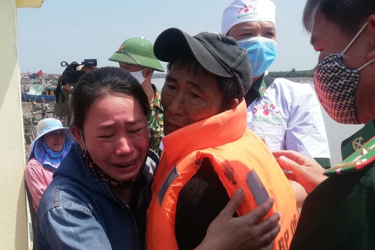 Lời kể của ngư dân tàu cá Nghệ An thoát chết khi bị tàu hàng đâm chìm trên biển
