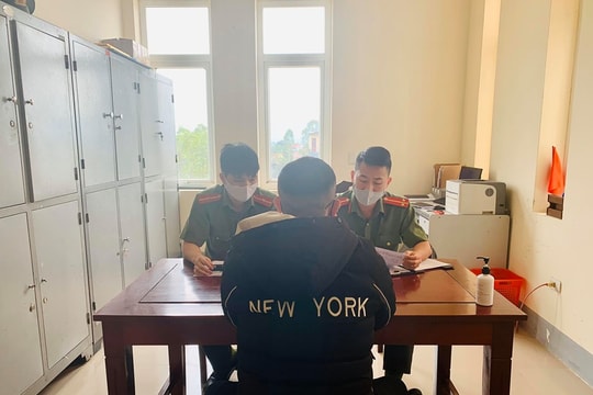 Nam thanh niên Nghệ An bị xử phạt vì mặc quân phục công an chụp ảnh 'câu like'