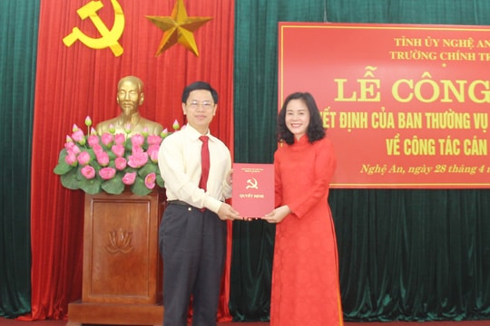 Trao Quyết định bổ nhiệm Hiệu trưởng Trường Chính trị tỉnh Nghệ An 