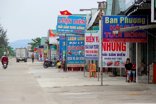 Quán hàng ven biển Nghệ An 'nín thở' chờ khách du lịch