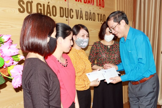 Công đoàn Giáo dục Việt Nam trao quà hỗ trợ giáo viên ngoài công lập ảnh hưởng dịch Covid - 19