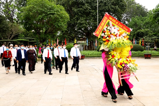 Lãnh đạo tỉnh Nghệ An dâng hoa, dâng hương tưởng niệm Bác Hồ và các anh hùng Liệt sỹ