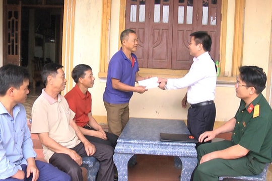 Thăm, tặng quà thương binh, gia đình liệt sỹ tham gia cuộc Tổng tiến công Mùa xuân 1975