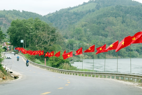 Quê hương Nghệ An rợp đỏ sắc cờ trong dịp lễ