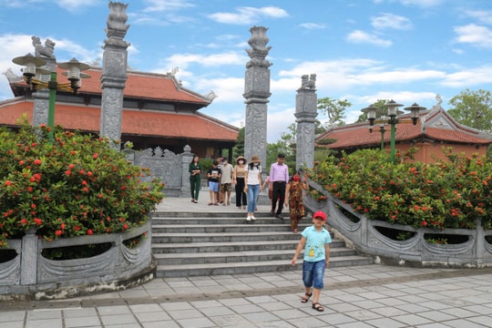 Về thăm Truông Bồn ngày thống nhất non sông