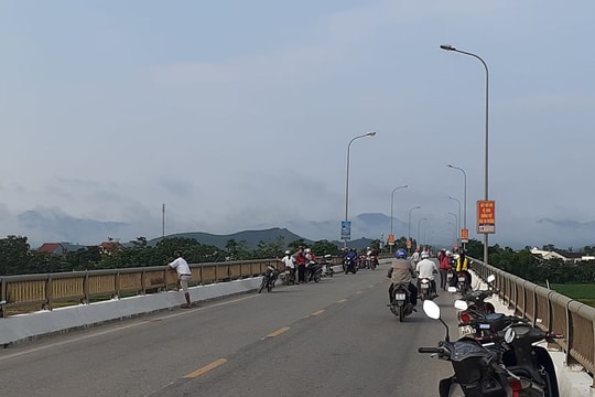 Tìm kiếm nữ sinh lớp 8 ở Nghệ An nghi nhảy cầu trong đêm