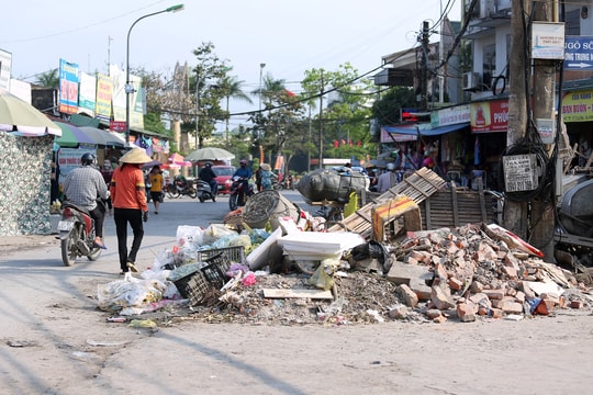 TP Vinh bừa bãi rác thải, vật liệu xây dựng 'hậu' giãn cách