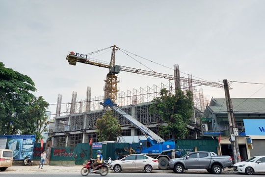 Cổng dự án bị niêm phong, Hoành Sơn vẫn lén lút mở rào cho công nhân làm việc