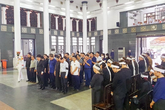 Lãnh đạo tỉnh Nghệ An viếng đồng chí Nguyễn Đình Hương