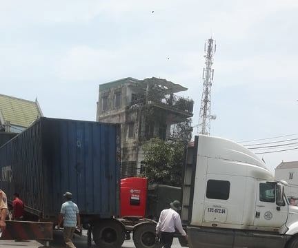 Xe container gãy ngang giữa ngã tư, giao thông ùn tắc kéo dài  ​