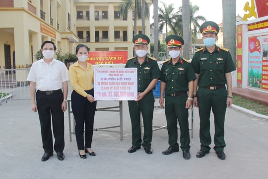 Chủ tịch UBMTTQ tỉnh tặng quà các điểm cách ly tập trung tại thành phố Vinh