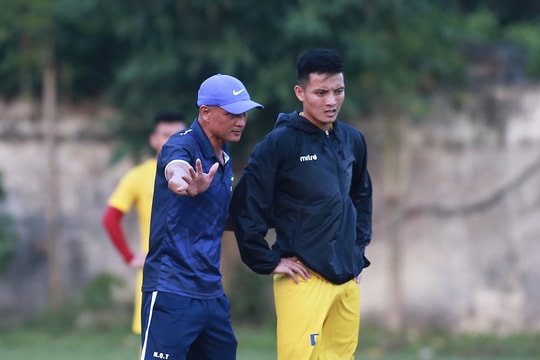 Cầu thủ SLNA mặc áo ấm ép cân, chuẩn bị đấu giao hữu Hà Tĩnh