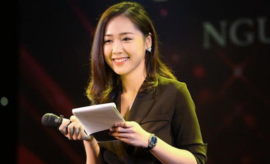 Cô gái xinh đẹp tặng hoa Tổng thống Trump bất ngờ đầu quân làm MC VTV