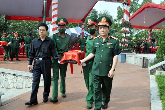 An táng hài cốt 57 liệt sĩ quân tình nguyện và chuyên gia Việt Nam hy sinh tại Lào