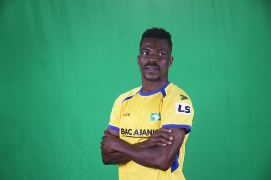 Được 'xả trại', ngoại binh SLNA là cựu tuyển thủ U23 Nigeria thể hiện tài ca hát