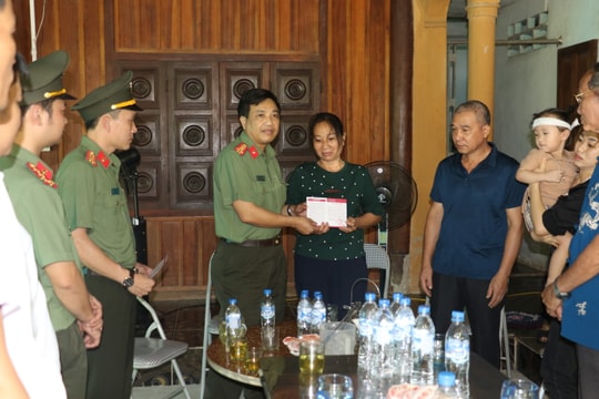 Trao tặng sổ tiết kiệm trị giá 1 tỷ đồng cho gia đình đại úy công an Nghệ An hy sinh khi bắt ma túy