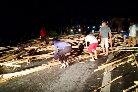 Xe chở gỗ keo lật nghiêng, gỗ văng tung tóe trên đường N5  ​