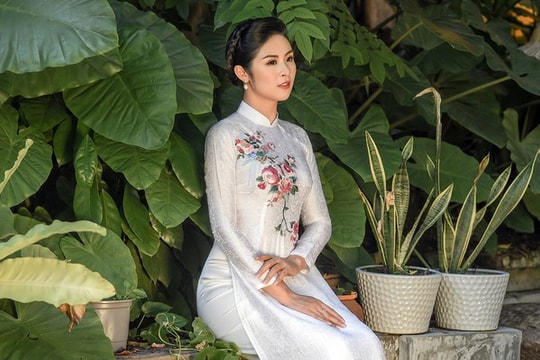 Ngọc Hân bức xúc vì bị shop online đạo thiết kế áo dài, bán giá rẻ