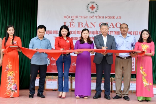 Bàn giao công trình 300 triệu đồng cho Trường Tiểu học ở xã nghèo Thanh Chương