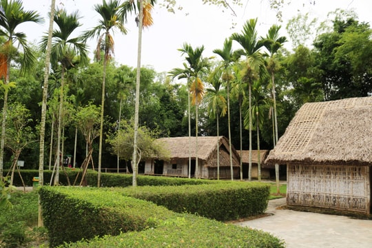 Về thăm nhà Bác tháng Năm!