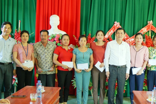 Trao tặng 400 suất quà cho giáo viên THPT ngoài công lập