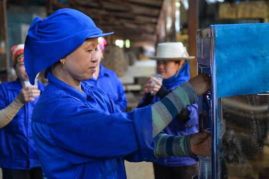 Công đoàn Viên chức Nghệ An tặng quạt công nghiệp, máy lọc nước cho công nhân