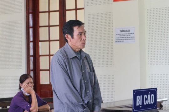 Trận đòn định mệnh của ông bố với đứa con trai ngáo đá