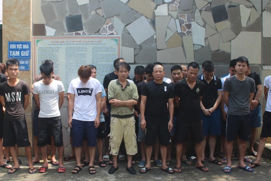 Tóm gọn 42 con bạc say sưa sát phạt lúc nửa đêm ở Nghệ An