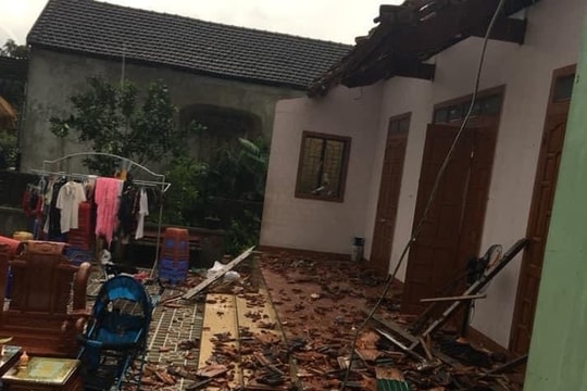 Nghệ An: Lốc xoáy khiến nhiều nhà dân bị tốc mái, cây cối gãy đổ