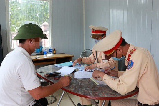 Phát hiện tài xế ở Nghệ An dùng ma túy đá vẫn lái xe