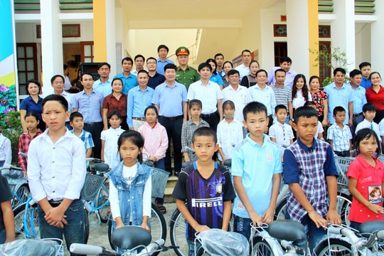 Huyện Anh Sơn trao tặng 275 xe đạp cho học sinh khó khăn