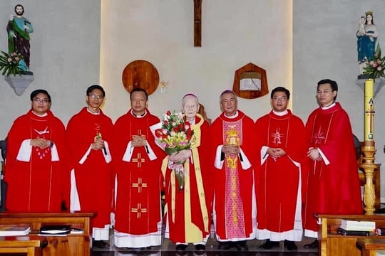 Giáo phận Vinh tổ chức thánh lễ 60 năm thụ phong Linh mục của Đức Giám mục Cao Đình Thuyên