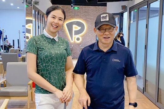 Hoa hậu Ngọc Hân khoe ảnh học golf cùng HLV Park Hang-seo