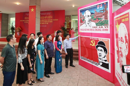 Khai mạc triển lãm Tranh cổ động chào mừng Kỷ niệm 130 năm ngày sinh Chủ tịch Hồ Chí Minh