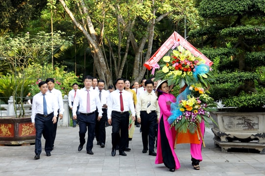 Đoàn đại biểu tỉnh Nghệ An dâng hoa, dâng hương tưởng niệm Chủ tịch Hồ Chí Minh