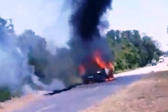 Xe con bốc cháy dữ dội trên đường, tài xế bị bỏng nặng