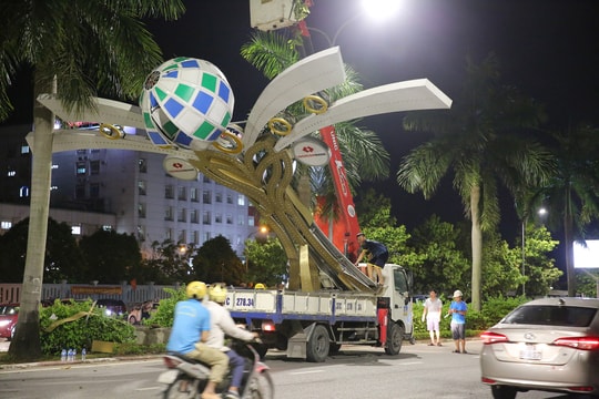 Hàng loạt cột đèn trang trí trên đại lộ Lê Nin (TP Vinh) bị gãy đổ sau trận lốc lớn 