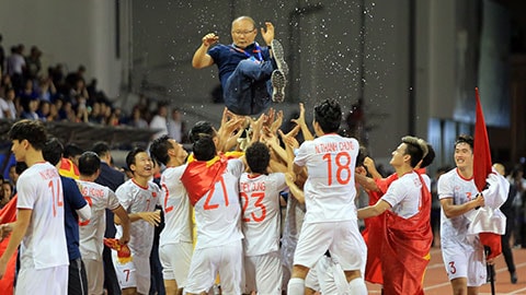 Văn Toàn làm ông Park đau đầu; Sao trẻ của Chelsea bị bắt lúc 4h sáng 