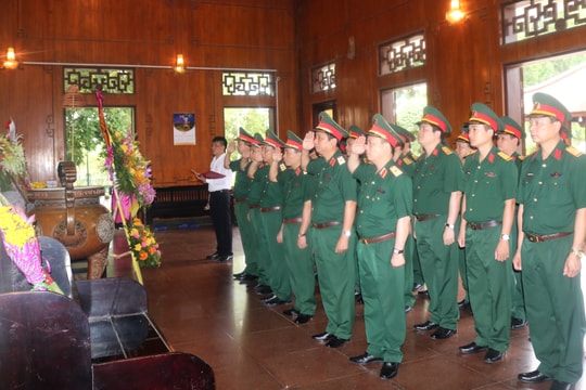 Lực lượng vũ trang Quân khu 4 và của tỉnh Nghệ An tưởng niệm Chủ tịch Hồ Chí Minh