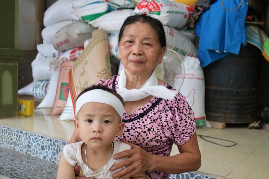 Éo le cảnh nhà người phụ nữ bị sét đánh giữa đồng lúa