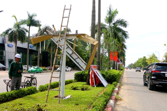 TP Vinh khẩn trương dọn dẹp, khắc phục đèn trang trí bị gãy đổ do lốc