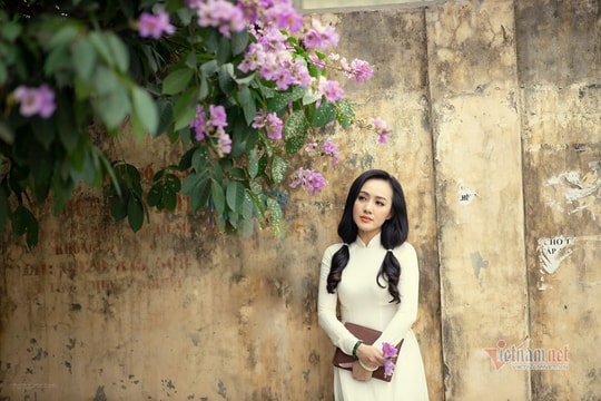 BTV Hoài Anh thời sự 19h diện áo dài trắng trẻ như 'gái đôi mươi'