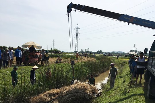Xe chở lúa lật xuống mương, một nông dân ở Nghệ An tử vong