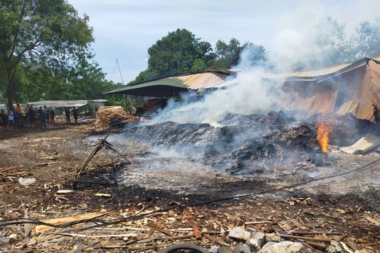 Xưởng gỗ bóc tại Thanh Chương bất ngờ bốc cháy giữa trưa